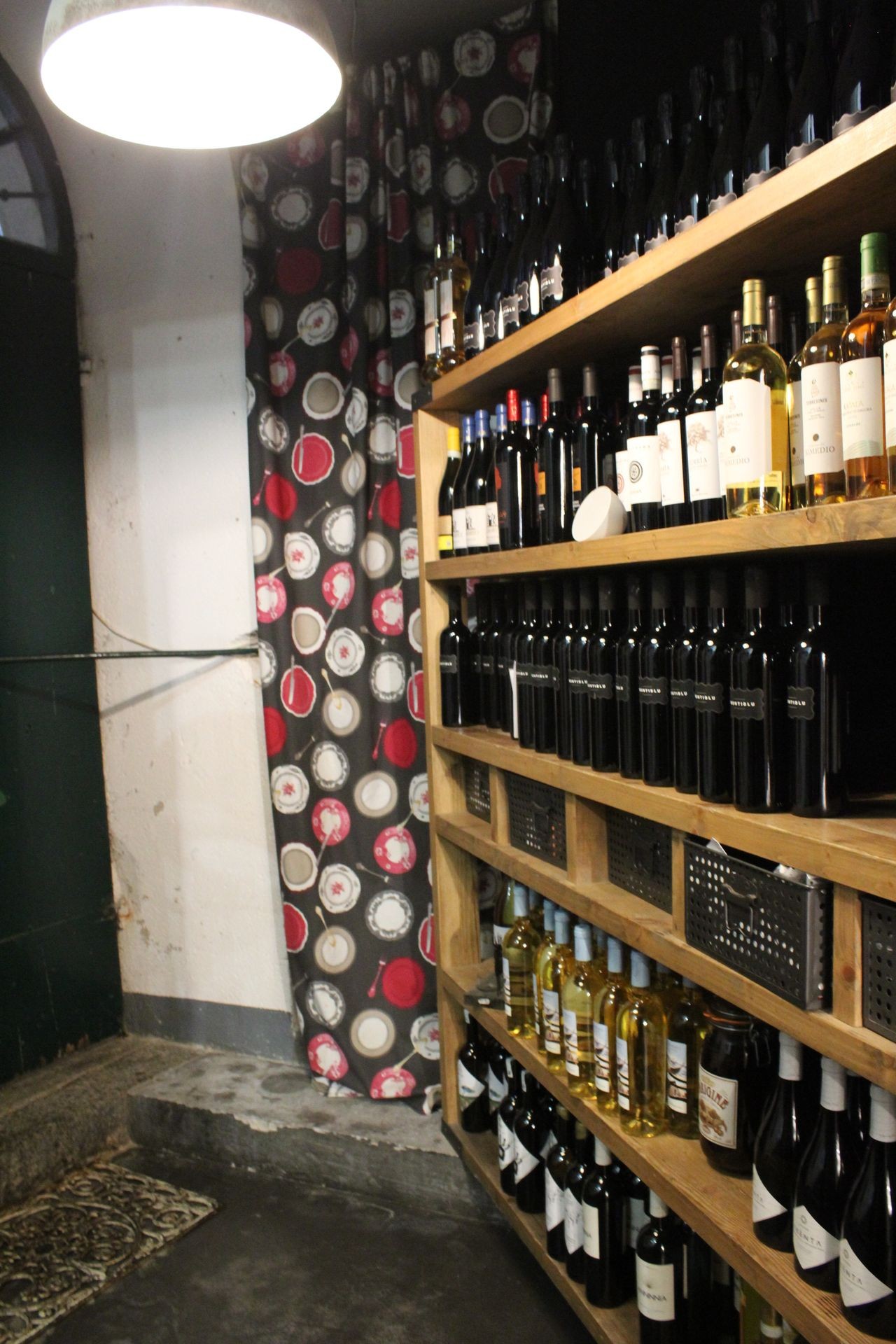 Una selezione curata di vini e bollicine scelti per esaltare ogni piatto e ogni occasione.