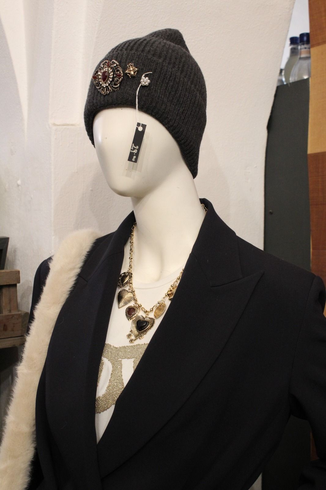 “Area shopping Montiblu con articoli di moda e design.”