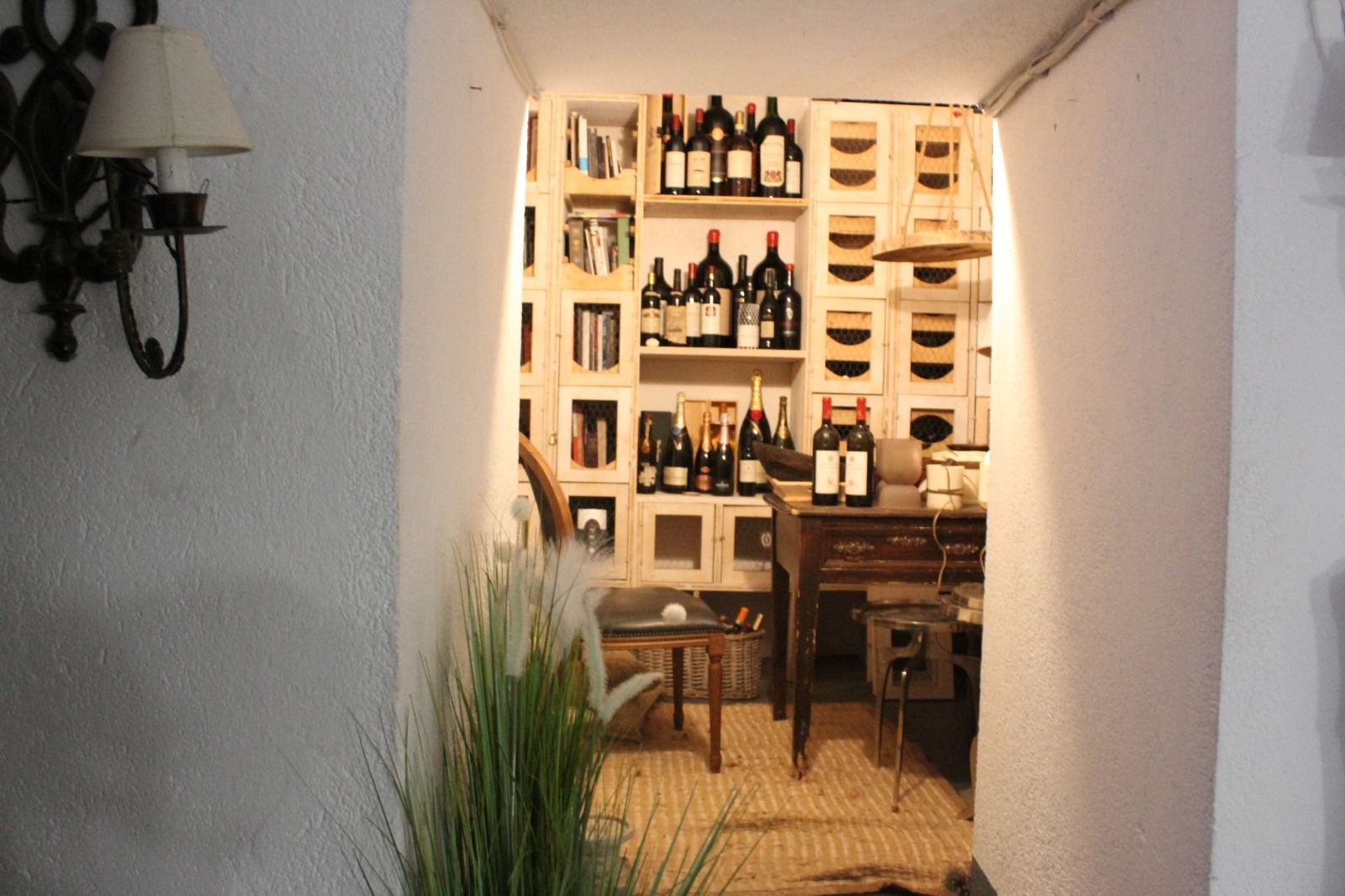 “Bottiglie della cantina Montiblu esposte nel locale.”