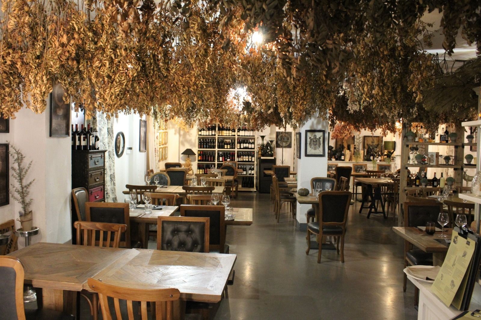 “Ambiente della sala da tè Montiblu con atmosfera accogliente.”