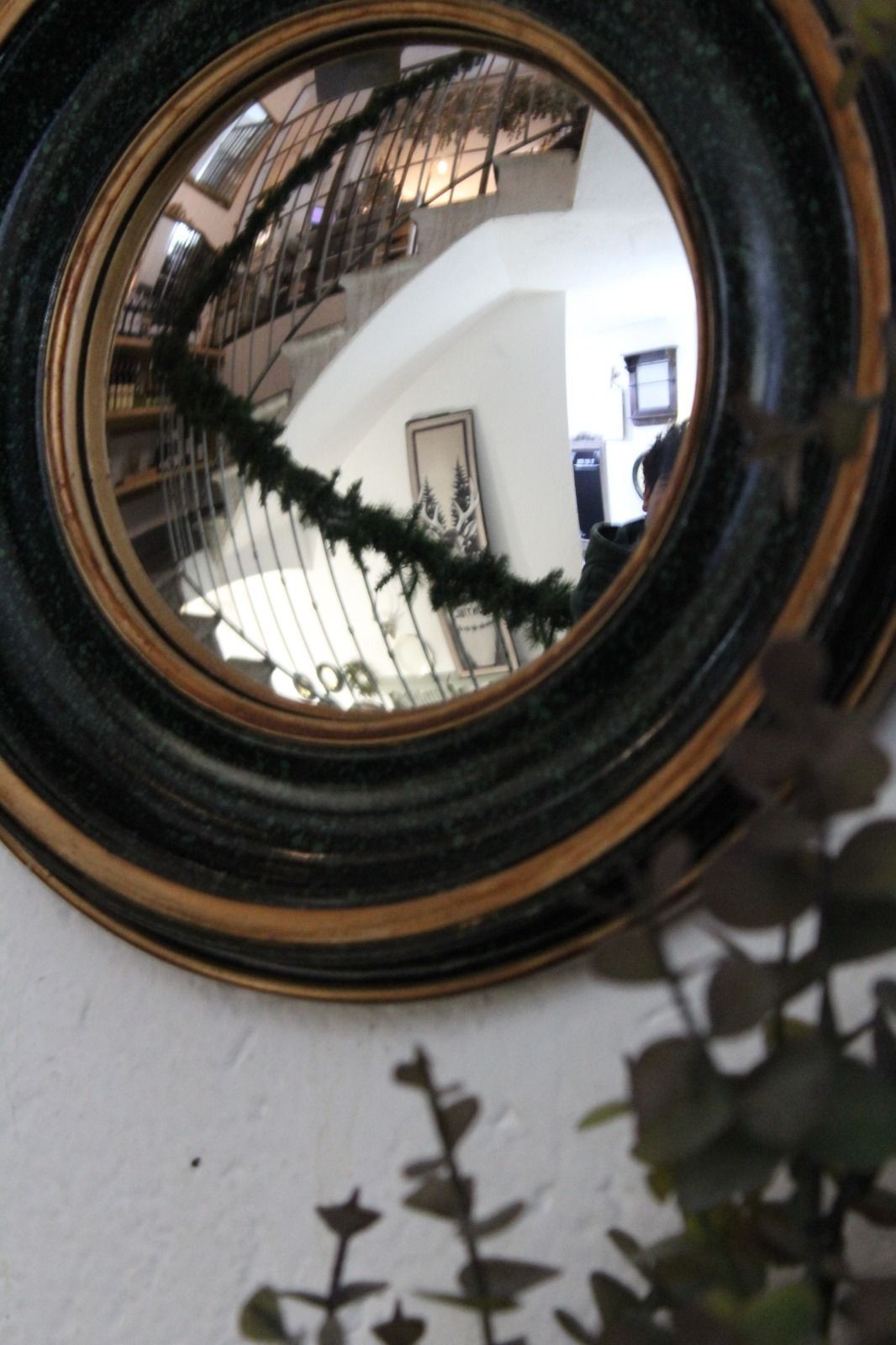 “Interno del ristorante Montiblu, ambiente caldo e contemporaneo.”